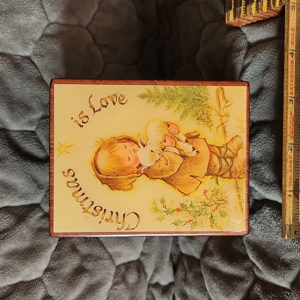 Wood jewelry box
